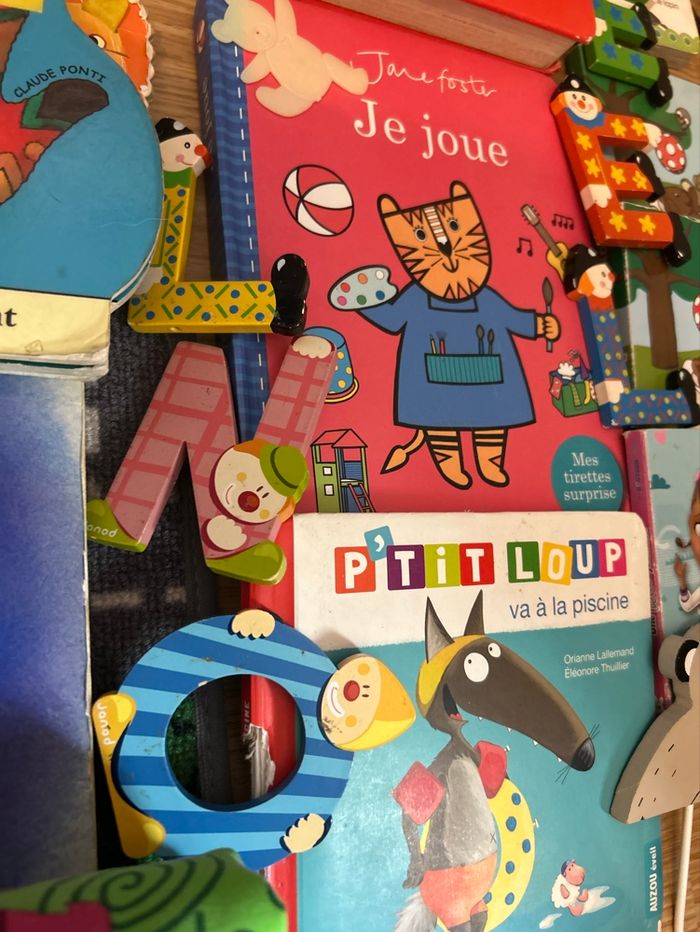 Mot 6/12 mois livres cartonnés décoration et quelques vêtements