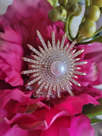 Broche soleil multifacettes perle.