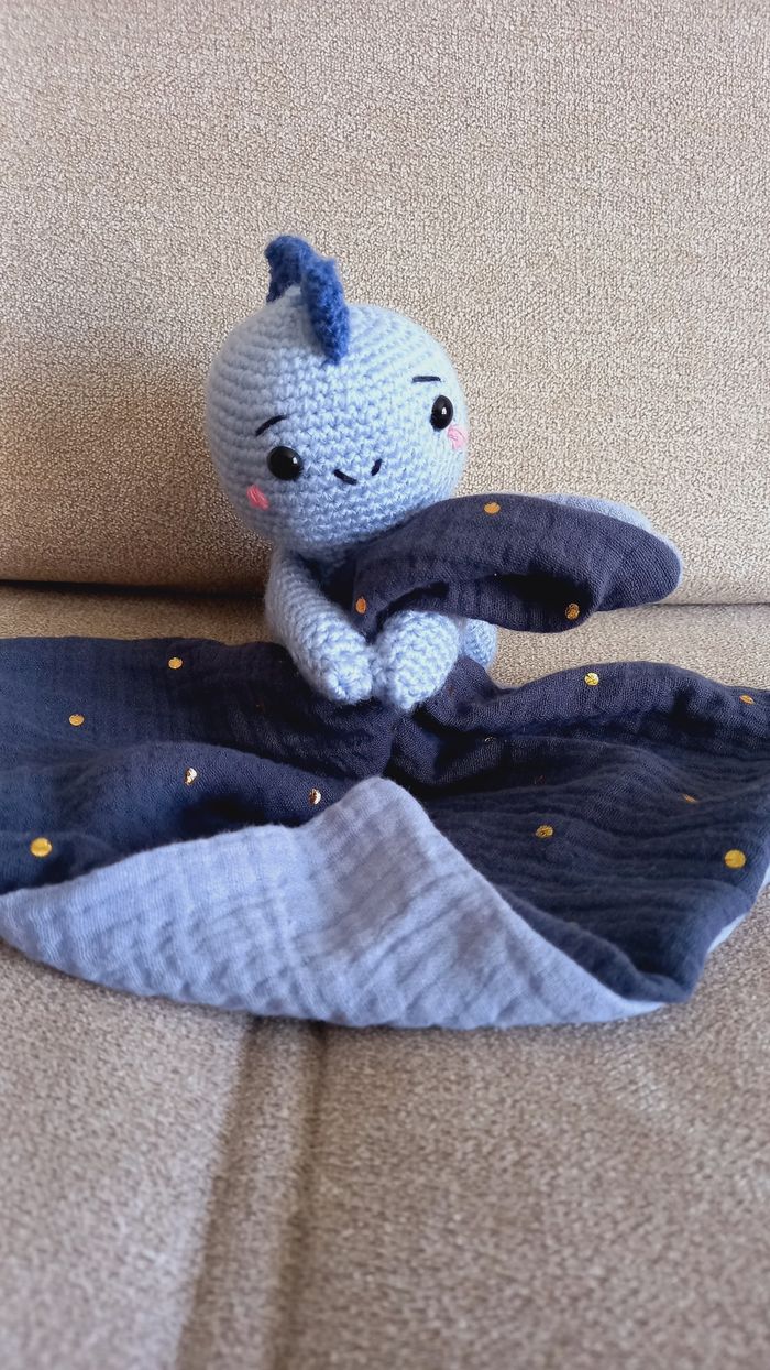 Doudou plat peluche dinosaure amigurumi au crochet bleu - photo numéro 2