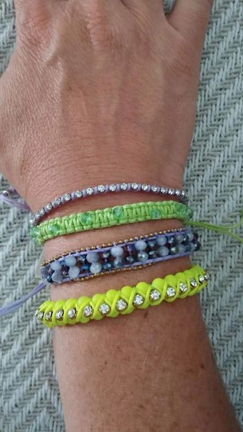Lot de 4  bracelets  lien vert jaune violet