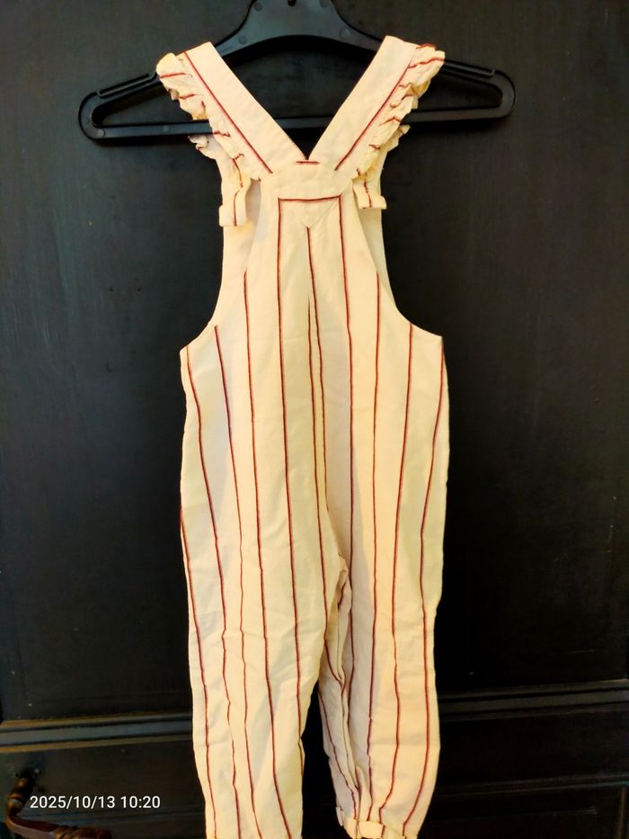 Salopette blanche (au rayures fines bordeaux)Taille 23 mois - photo numéro 2