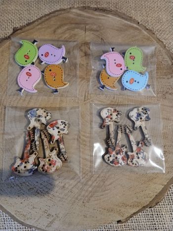 Lot de 4 sachets de boutons en bois guitare et oiseaux