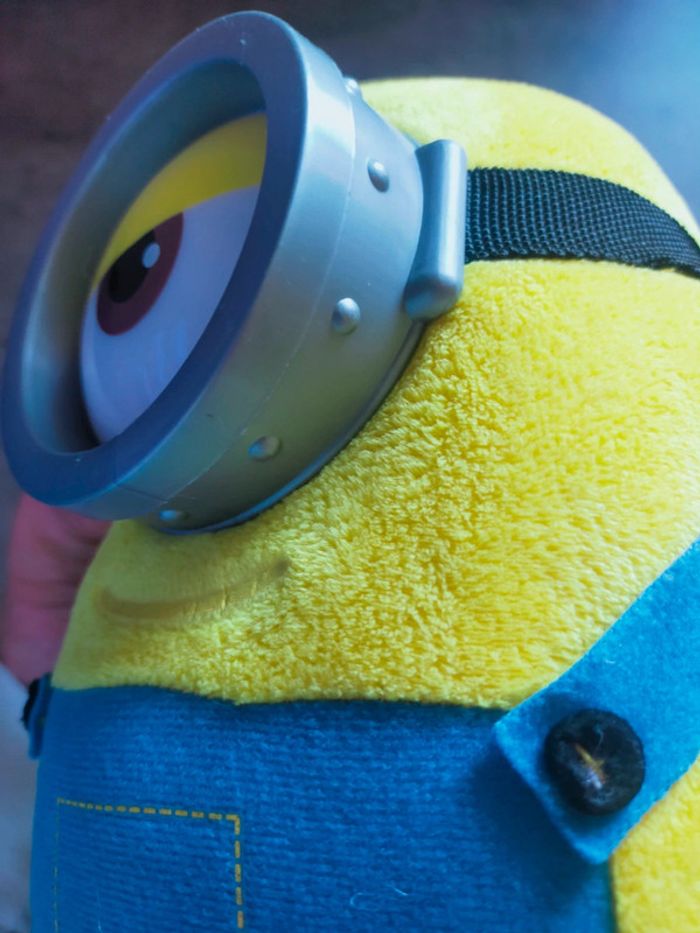 Peluche officiel minion, de moi moche et méchant avec son monocle - photo numéro 3