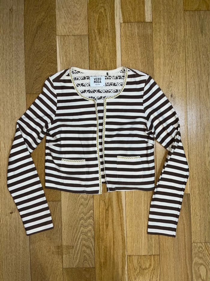 Gilet Vero Moda taille 38 – marron à rayures beige, détails dorés