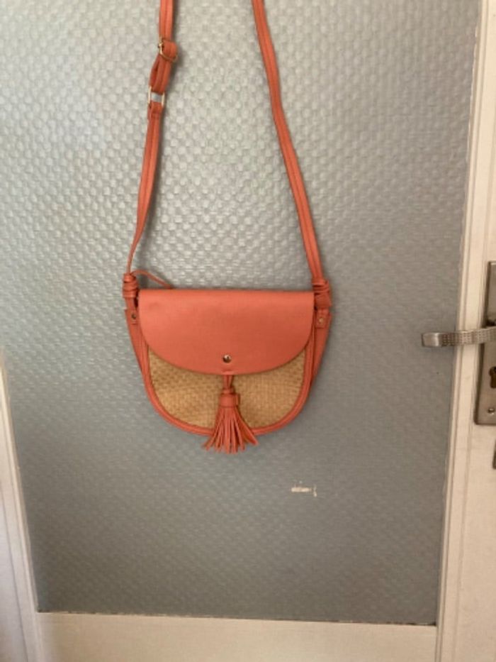 Sac à main orange et paille