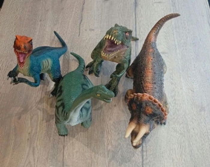 4 grands dinosaures action