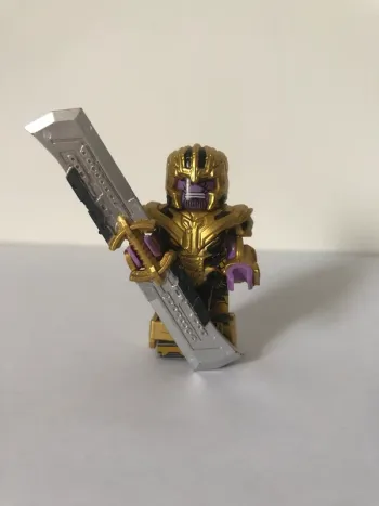 Figurine type lego Thanos. Marvel