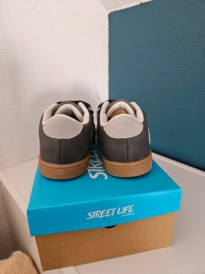 Chaussures baskets grises étoiles neuves 30 - photo numéro 3
