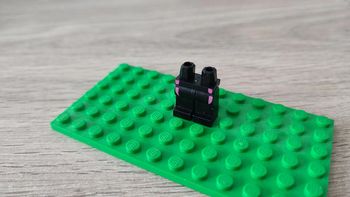 Hanches et jambes avec motif de lignes rose 970c00pb0102 pièce détachée Lego #C06