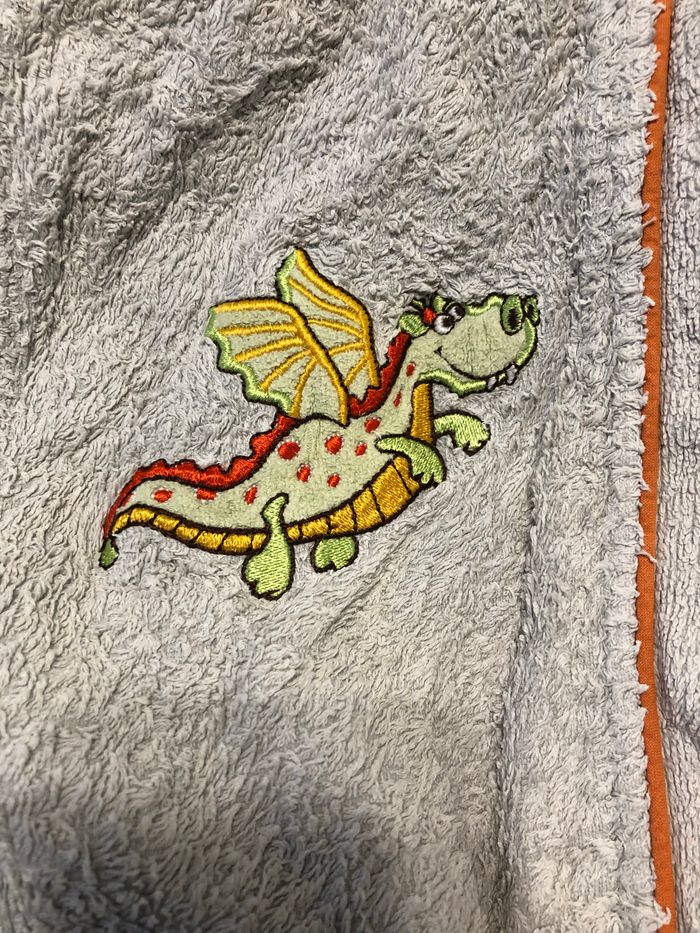 Peignoir beige carré blanc taille 4 ans thème dragon - photo numéro 3