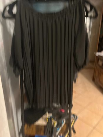 Haut noir plissé épaules dénudées