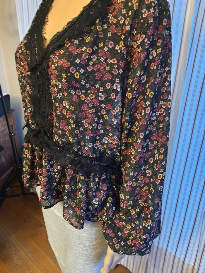 Jolie Blouse noir fleuries H&M eur 46 - photo numéro 5