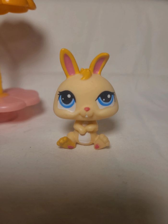 lapin petshop avec sa petite table et son parasol - photo numéro 2