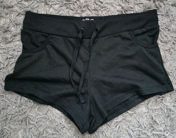 Petit short noir taille 40
