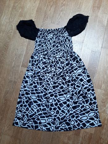 Robe fluide bretelles style dentelle