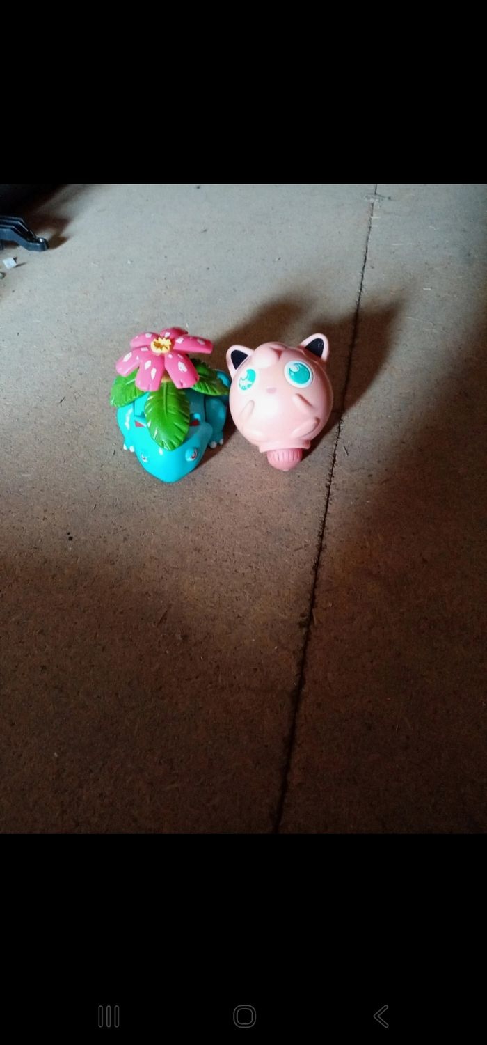 Lot 2 figurines pokemon