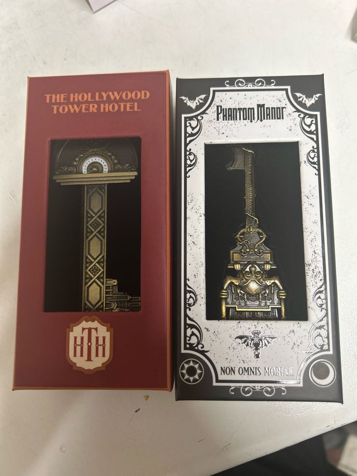 Clés Disney collector phamtom manor et Hollywood tower