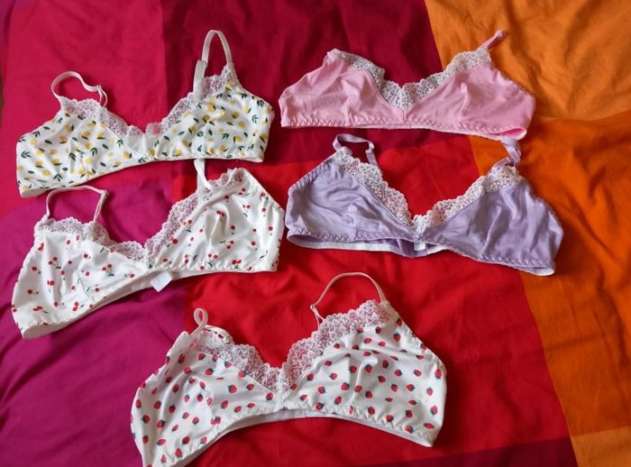 Lot de cinq bralettes