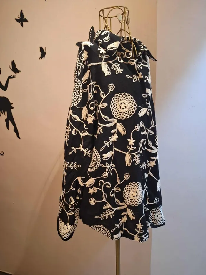 Chemise noire & broderie fleurie - photo numéro 2