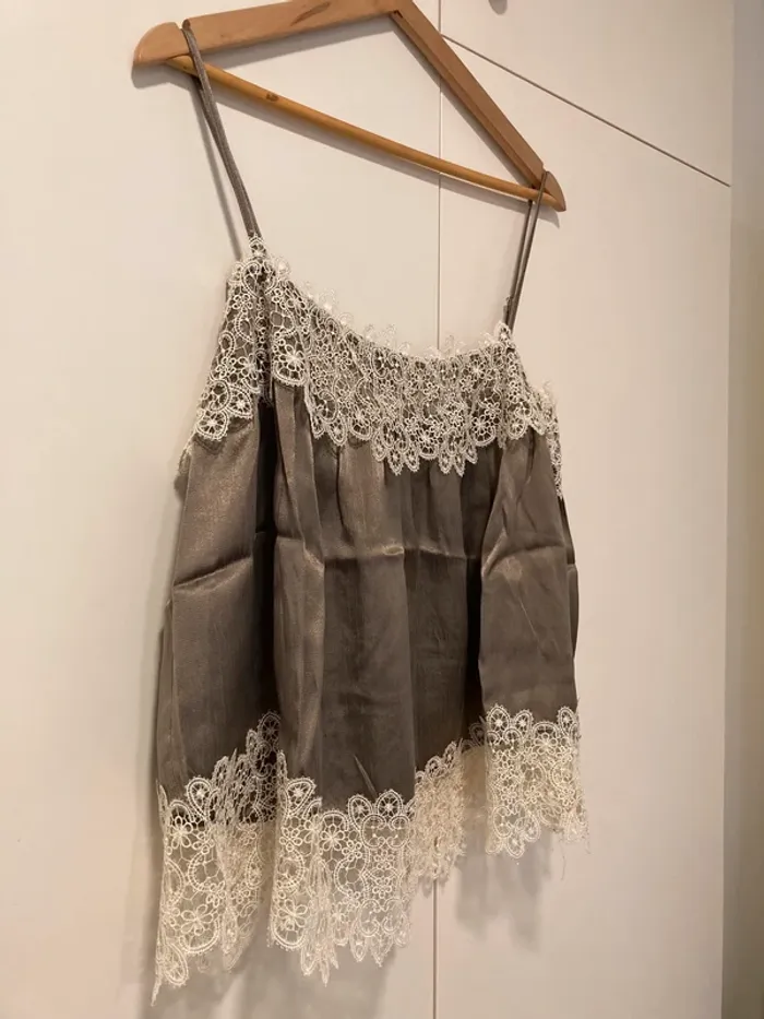 Top kaki satiné et dentelle Zara taille M - photo numéro 2