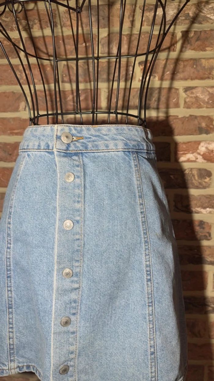 Jupe en jeans bleu clair patineuse Pull and Bear Taille S / 36 - photo numéro 2