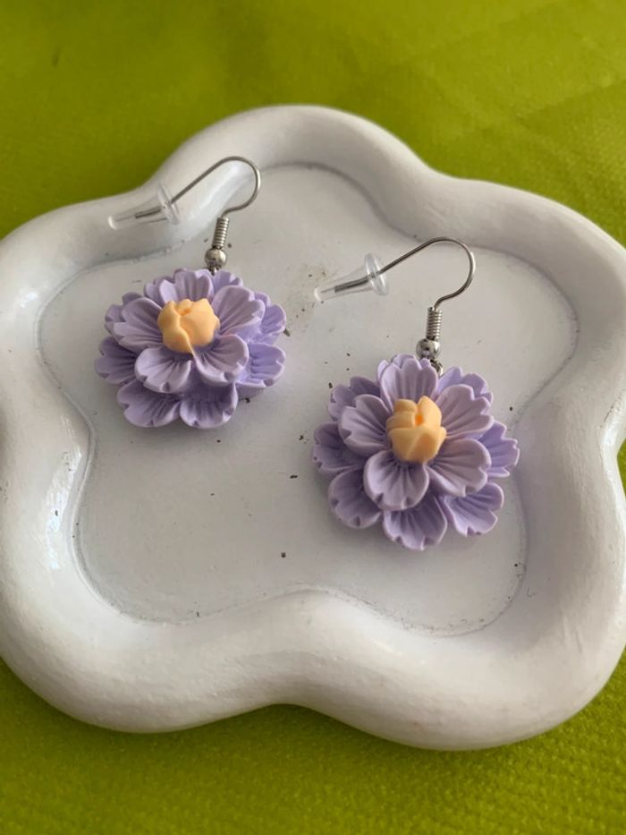 Boucles d’oreilles fleur violette en résine - photo numéro 3