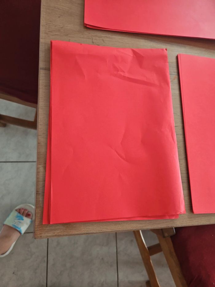 Lot de 31 feuilles rouge A4 - photo numéro 2