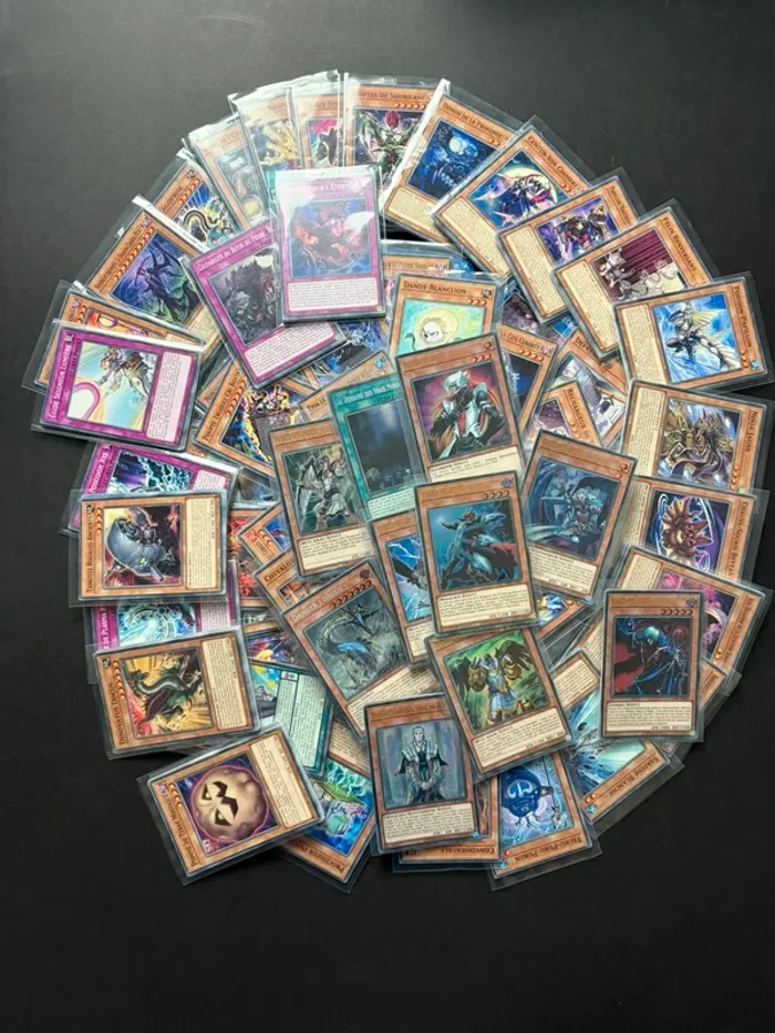 Yu-Gi-Oh ! - Lot 250 cartes avec 10 cartes brillantes offerte en francaises