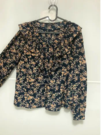 Blouse fleurie à volants bleu et marron
