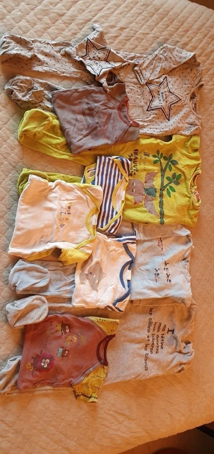 Lot 2 ans pyjamas et bodies