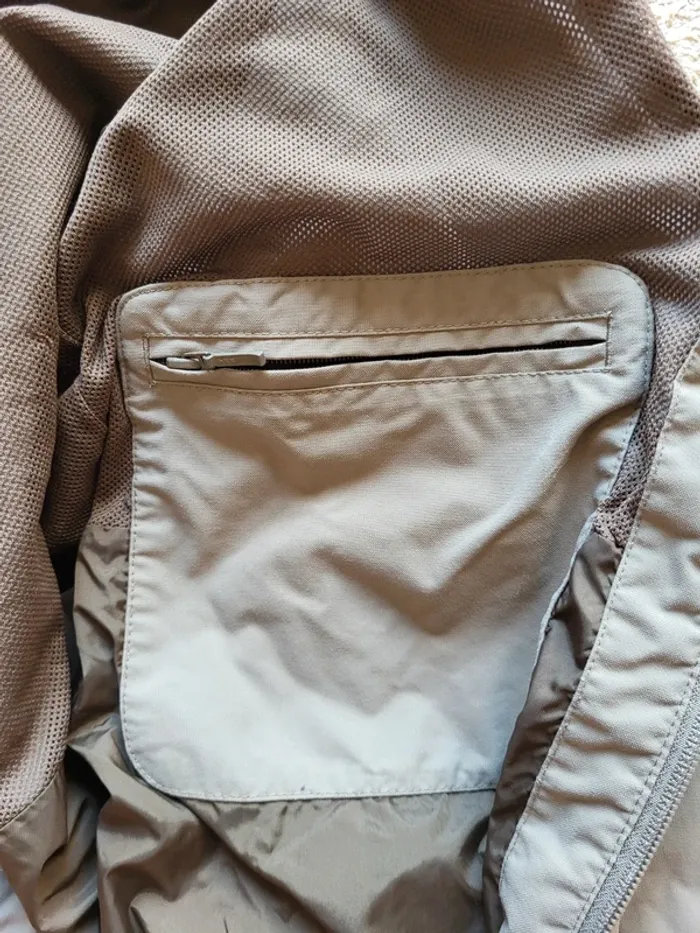 Veste coupe vent gris taupe Quechua de Décathlon - Comme neuf - photo numéro 9