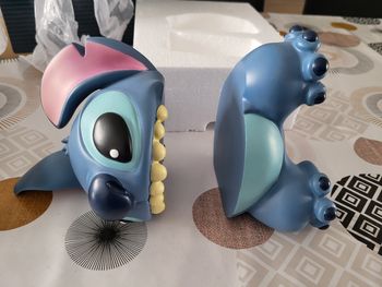 Statue / figurine disney showcase collection serre livre stitch