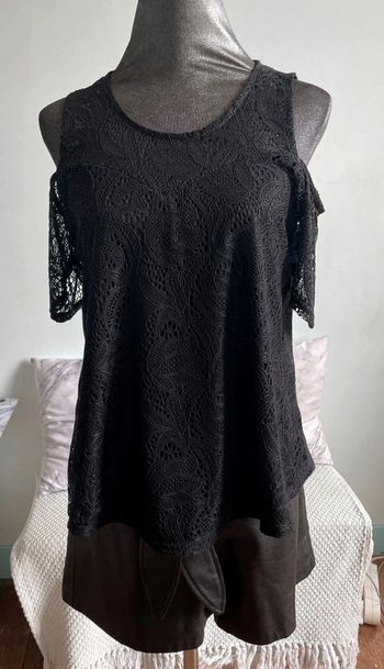 Blouse bi-matiere dentelle et coton épaules nue.