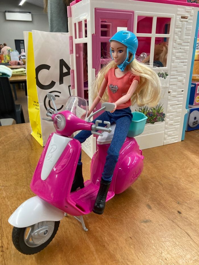 Scooter barbie