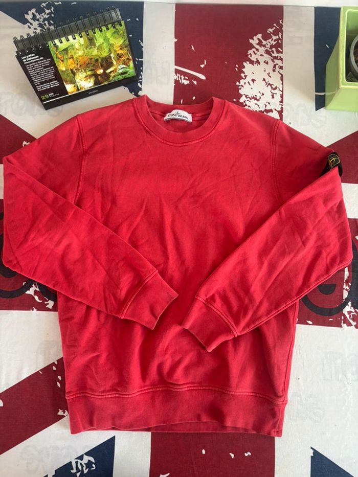 Sweat Stone Island taille S rouge patch sur l’épaule