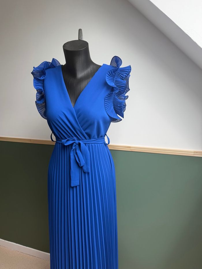 Robe longue plissée bleu rois / décolleté en V croisé Victoria - photo numéro 4