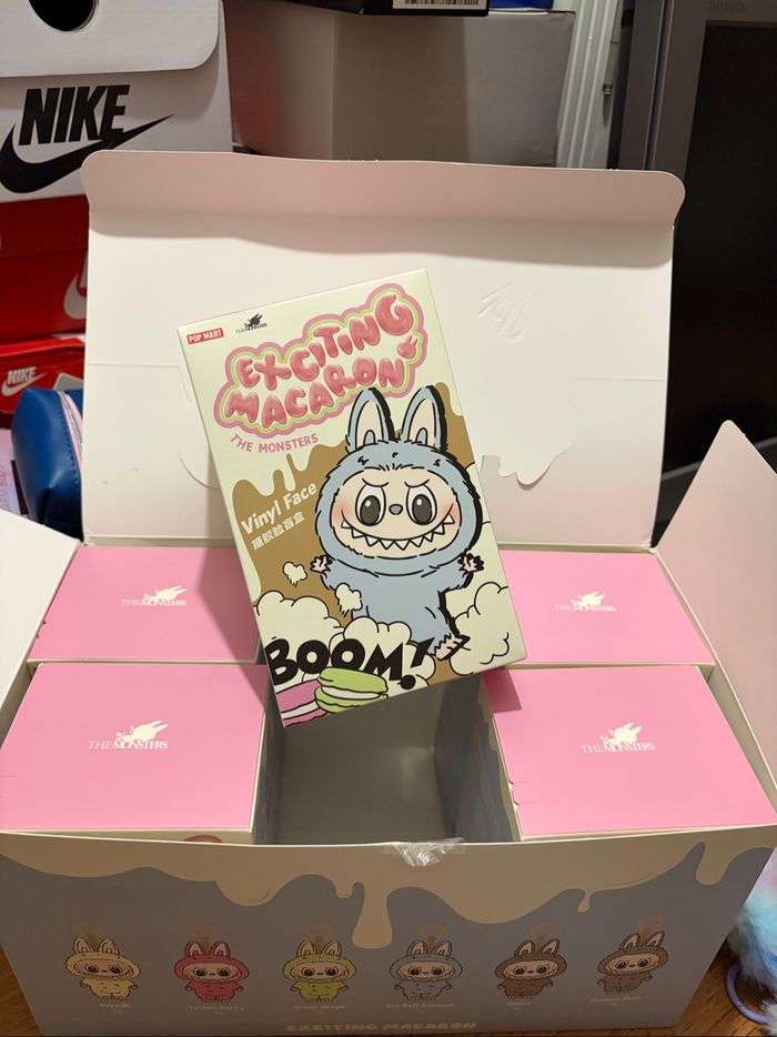 5 boîtes macarons dispo labubu, 30 € l’unité
