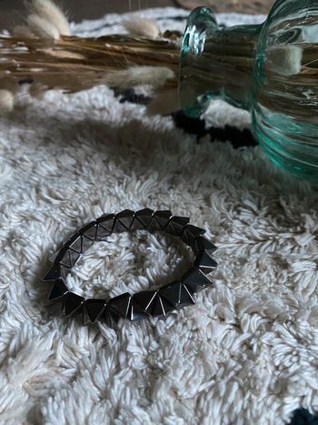 Bracelet à piques argenté avec élastique H&M très bon état