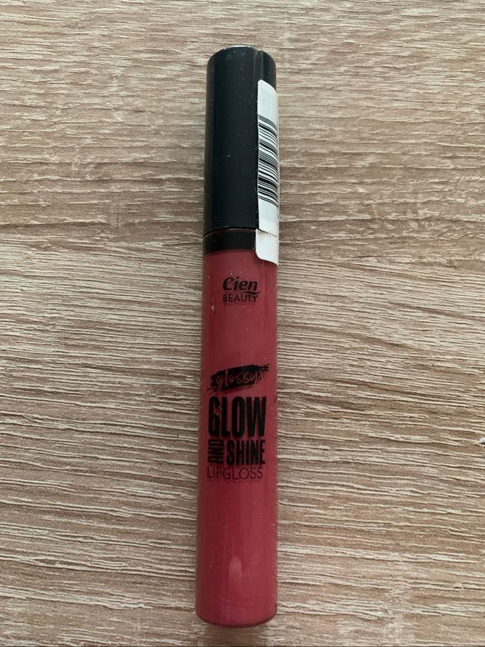 Lip gloss glow  and shine Cien