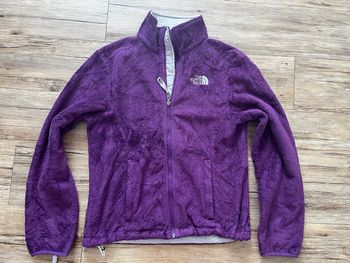 veste polaire The North Face de couleur violette.