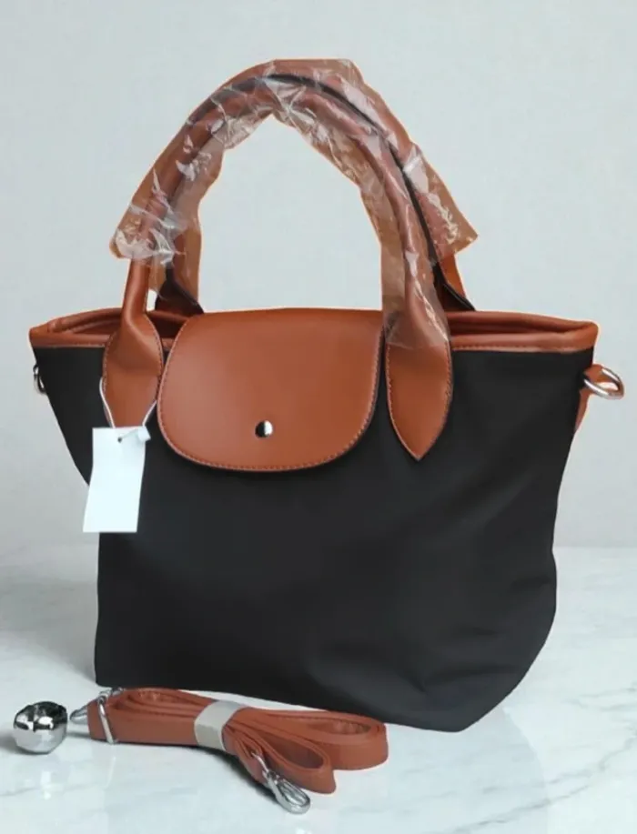 Sac à main noir neuf avec bandoulière ajustable
