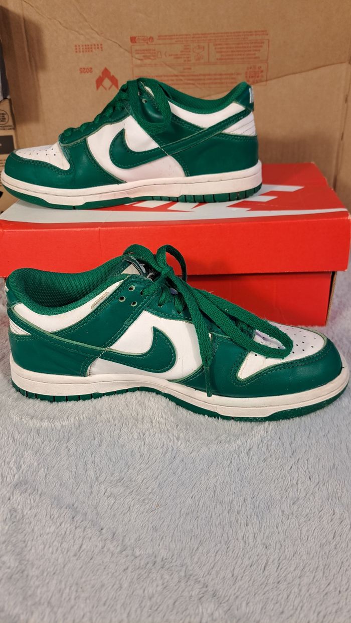 Chaussure Nike dunk low rétro pointure 36.5 vert et blanc - photo numéro 4