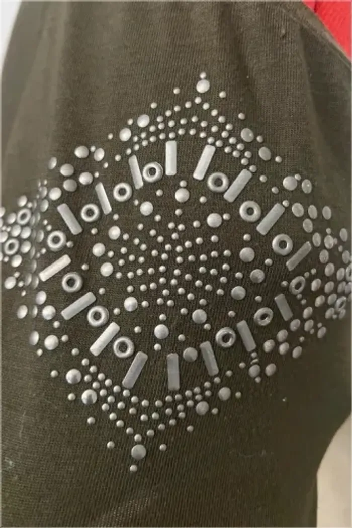 Blouse manches courtes kaki épaules avec détails métalliques Jennyfer - photo numéro 4