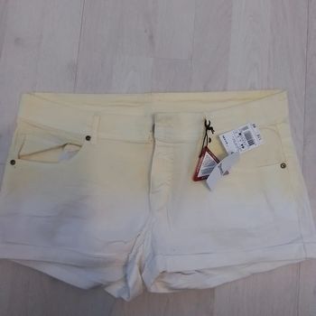 short strech jaune 44