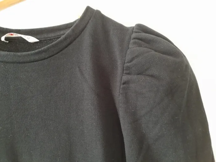 Sweat-shirt noir épaules gonflées - photo numéro 2