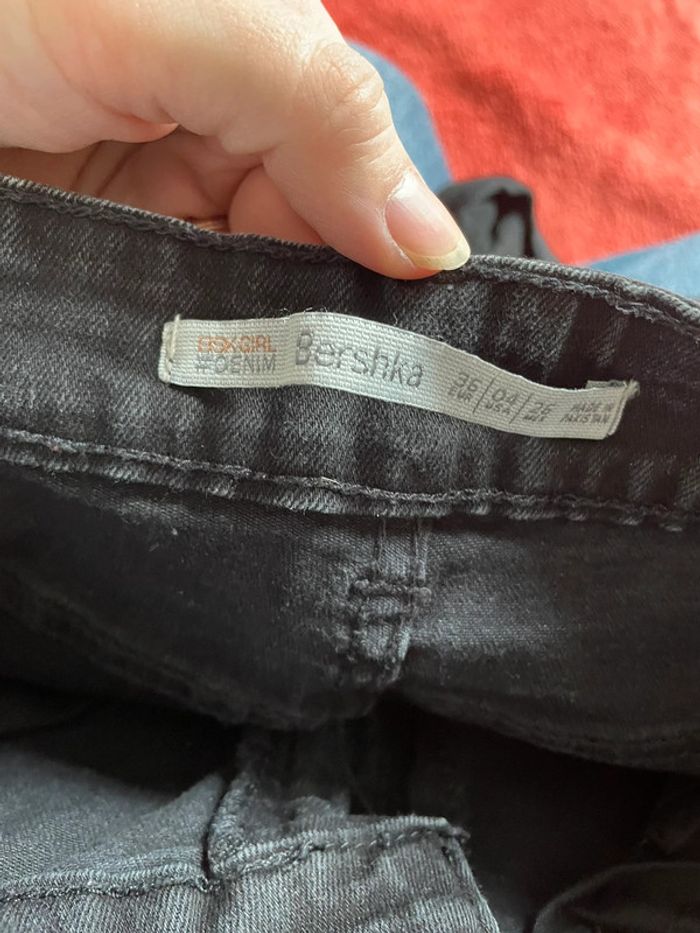 Short en jeans noir taille haute Bershka taille S très bon état - photo numéro 3