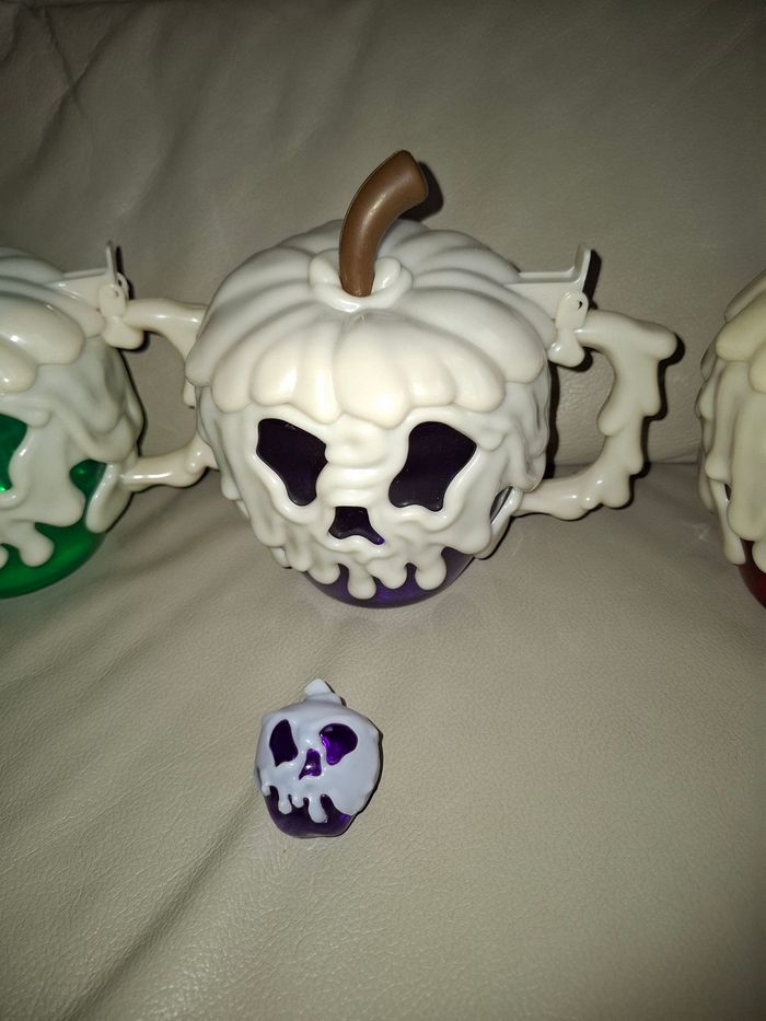 Lot de 3 pommes empoisonnées de belle neige disney
180 € - photo numéro 3