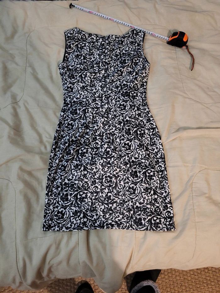 Robe blanche à fleurs noir, taille 36 - photo numéro 4