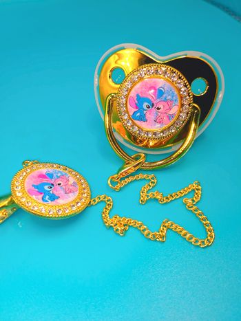 Tétine strass avec attache Stitch