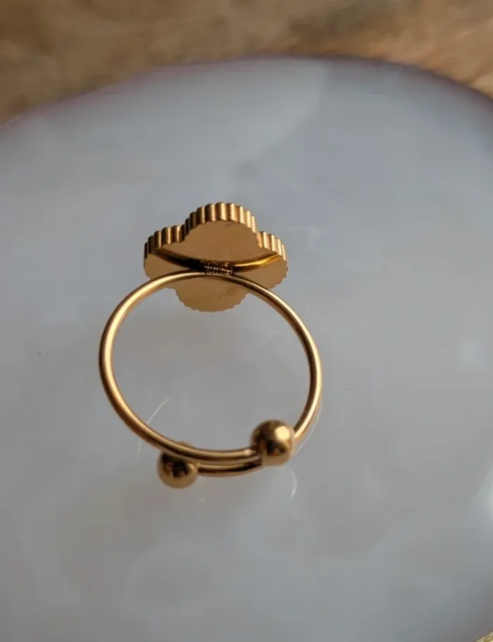 Bague trèfle dorée et blanc ajustable - photo numéro 4